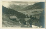 Gasthof "Gschwend" (Flurname), Steinach am Brenner gegen Trins im Gschnitztal und Kirchdachspitze im Serleskamm der Stubaier Alpen. Gelatinesilberabzug 9 x 14 cm; Impressum: Wilhelm Stempfle, Innsbruck um 1925.  Inv.-Nr. vu914gs00789
