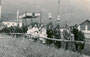 Schutz- und Ehrengeleit durch Veteranen und Kompanieschützen von Brandenberg, Bezirk Kufstein, Tirol bei der Fronleichnamsprozession. Gelatinesilberabzug 7 x 10 cm (Amateuraufnahme) um 1960.  Familienarchiv des Verfassers
