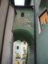 Bauten-Verbindungsbrücke über der Traufgasse zwischen ehem. Ansitz der Grafen Lamberg (rechts) und deren Empore in der Pfarrkirche St. Katharina (links) in Kitzbühel. Digitalphoto; © Johann G. Mairhofer 2015.  Inv.-Nr. 2DSC03030