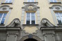 Portal der siebenachsigen Fassade vom viergeschoßigen Wolkenstein'schen (heute Maria-Teresianischen) Damenstift in Innsbruck-Innere Stadt, Universitätsstraße 23. Digitalphoto; © Johann G. Mairhofer 2013.  Inv.-Nr. 1DSC07035