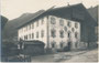 Längsgeteilter Einhof (16./17. Jh.), gemauerter Wohnteil (Rokokobemalung) und Stall, darüber Wirtschaftsteil in Holzständerbau, beidseit. Bundwerkgiebel in Fulpmes im Stubai. Gelatinesilberabzug 9 x 14 cm; A. Stockhammer, Hall 1929.  Inv.-Nr. vu914gs01223
