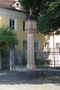 Barbarasäule mit Reliefdarstellungen: Kreuzigungsgruppe, Auferstehung, hll. Barbara und Sigmund, Hzg. Siegmund und österr. Bindenschild beim Salinenpark am Unteren Stadtplatz von Hall i.T. Digitalphoto; © Johann G. Mairhofer 2013.  Inv.-Nr. 1DSC07327