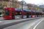 Niederflur-Triebwagen Flexity Outlook („Cityrunner“) Nr. 306 von Bombardier Transportation Austria GmbH, Wien mit Werbefolierung der Bergbahnen Axamer Lizum in Hst Innrain in Innsbruck. Digitalphoto; © Johann G. Mairhofer 2014.  Inv.-Nr. 2DSC02085