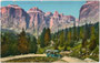 Omnibus der k.k. Automobilpost auf der Dolomitenstraße am Pordoijoch (2.239 m m.s.l.m) und die Sellagruppe. Photochromdruck 9 x 14 cm; Impressum: Joh(ann). F(ilibert). Amonn, Bozen 1910.  Inv.-Nr. vu914pcd00303