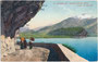 Österreichischer Armeeoffizier in Damenbegleitung auf Spaziergang entlang der Strada del Ponale südlich der ehem. Bezirkshauptstadt Riva am Gardasee. Photochromdruck 9 x 14 cm; Impressum: Joh(ann). F(ilibert). Amonn, Bozen 1906.  Inv.-Nr. vu914pcd00385
