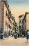 Eingangsbereich in die Lauben beim Pfarrplatz in der Bezirkshauptstadt Meran, Gefürst. Grafsch. Tirol (heute Autonome Provinz Bozen-Südtirol). Photochromdruck 9 x 14 cm; Impressum: Gerstenberger & Müller, Bozen 1901.  Inv.-Nr. vu914pcd00108