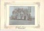 „Landeck 1904/05 // IV. Mädchenklasse“ (wohl Volksschule, handschriftlicher Vermerk). Gelatinesilberabzug 11,2 x 14,6 cm auf Gruppenkarton mit Golddruck 18,0 x 24,8 cm ohne Urhebernachweis.  Inv.-Nr. vu-DINA4.bi-sc-00001