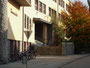 Eingang Gabelsbergerstraße der Neuen Mittelschule Pembaurstraße, vorm. Doppelhauptschule „Rennerschule“ erbaut 1928–1936 nach Plänen von Arch. Theodor Prachensky (1888-1970). Digitalphoto; © Johann G. Mairhofer 2013.  Inv.-Nr. 1DSC05367