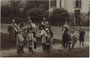 Akteure in Kostümierung und Bewaffnung als Ritter anlässlich des Festumzugs zum Stadtgründungsjubiläum „1000 Jahre Brixen“ im Jahr 1901. Gelatinesilberabzug 9 x 14 cm ohne Urhebernachweis.  Inv.-Nr. vu914gs00226