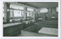 Inneres vom "Caffè Bar Albergo Posta" in Corvara im ladinischsprachigen Gadertal, heute Bezirksgemeinschaft Pustertal, Südtirol. Gelatinesilberabzug 9 x 14 cm; Fotografia Ghedina, Cortina (d'Ampezzo) 1939.  Inv.-Nr. vu914gs00760
