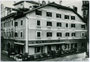 Hotel Café KUSSETH in Bozen, Mustergasse Nr. 5, Fassade. Gelatinesilberabzug 10x15cm; ohne Impressum um 1955.  Inv.-Nr. vu105gs00034