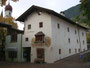 Das Turmhaus mit Fresken aus der Ära der im Ort von ca. 1719 bis 1845 ansässigen Passeirer Malerschule in St. Martin in Passeier, Bezirksgemeinschaft Burggrafenamt, Südtirol. Digitalphoto; © Johann G. Mairhofer 2016, Inv.-Nr. 2DSC05444