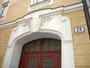Portal von der im floralen Jugendstil gestalteten Fassade vom Bürgerhaus Defreggerstraße 22 in Pradl, Stadtgemeinde Innsbruck. Digitalphoto; © Johann G. Mairhofer 2014.  Inv.-Nr. 2DSC00378