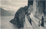 Dame mit Kind und Gouvernante bei einem Halt im Rahmen eines Ausflugs auf der Strada del Ponale nahe Riva, Gefürst. Grafsch. Tirol (heute Provincia autonoma di Trento). Lichtdruck 9 x 14 cm ohne Urhebernachweis um 1900.  Inv.-Nr. vu914ld00309