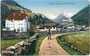 Tauferer Straße, Ansitz Neumelans (links) und Burg Taufers, Sand in Taufers, Gbz. Taufers, Bzk. Bruneck, Gefürst. Grafsch. Tirol (heute Prov. Bozen-Südtirol). Photochromdruck 9 x 14 cm; Gerstenberger & Müller, Bozen 1905.  Inv.-Nr. vu914pcd00051