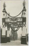 Ehrenpforte der Stadt Hall in der Salzburger Straße anlässlich des Empfangs von Kaiser Franz Joseph anlässlich der Gedenkfeiern 1809 in Innsbruck. Gelatinesilberabzug 9 x 14 cm; A(lfred). Stockhammer, Hall in Tirol 1909.  Inv.-Nr. vu914gs00250