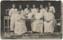 Studentinnen für Pharmazie oder Kursteilnehmerinnen für Krankenpflege. Gelatinesilberabzug 9 x 14 cm; Aufnahme: Anni Zeibig, Maria-Theresien-Str. 27, Innsbruck 1913.  Inv.-Nr. vu914gs00828