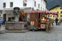 Stadtbrunnen in der Hinterstadt, gestaltet von akad. Bildhauer Sepp Dangl (1927-1993) zum 700. Stadtjubiläum von Kitzbühel und Hechenberger's ambulantes Tiroler Bauernstandl. Digitalphoto; © Johann G. Mairhofer 2015.  Inv.-Nr. 2DSC03210