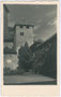  Bergfried der Vorburg von Schloss Tirol in Dorf Tirol, Südtirol. Gelatinesilberabzug 9 x 14 cm ohne Urhebervermerk, möglicherweise Amateuraufnahme um 1925. Inv.-Nr. vu914gs00201