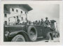 Cabriolet-Autobus eines privaten Verkehrsunternehmens beim Gasthaus (heute Ferienhotel) "Pass Thurn", Gde. Mittersill, Bzk. Zell am See, Salzburg. Gelatinesilberabzug 6 x 9 cm, wohl Amateuraufnahme um 1930.  Inv.-Nr. vu609gs00007
