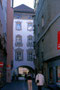 Ostfassade vom ehem. Ansitz Karlsburg (Kolbenturm) in der Innsbrucker Altstadt, Schlossergasse 3a (Ansitzerhebung 1608 für Karl Schurf zu Schönwer und Mariastein). Farbdiapositiv 24 x 36 mm; © Johann G. Mairhofer 1995.  Inv.-Nr. dc135fuRA679679.1_31