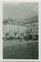 Stadtbesucher neben geparkten Personenkraftwagen auf dem Waltherplatz - darunter seit 1981 Tiefgarage in Betrieb - in Bozen, Südtirol. Gelatinesilberabzug 7 x 10 cm, wohl Amateuraufnahme um 1955.  Inv.-Nr. vu710gs00007