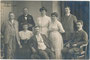 Bürgerliche Familie wohl aus Bozen oder Gries. Gelatinesilberabzug 9 x 14 cm; Impressum: Heinrich Abresch, Bozen 14. Mai 1910.  Inv.-Nr. vu914gs01181