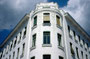 Dachgeschoß mit Attika und Terrasse auf dem Eckrisalit vom Zinshaus im Sezessionsstil von Josef Mayr in Innsbruck-Saggen, Conradstraße 6 Ecke Gutenbergstraße. Farbdiapositiv 24 x 36 mm; © Johann G. Mairhofer 1998.  Inv.-Nr. dc135ag409.2_23