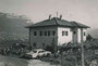 Überetscher Wohnhaus mit Privatzimmervermietung (sog. Fremdenzimmer) von Antonia Niedermaier Vieider in Girlan, Gemeinde Eppan, Runggstraße 22 gegen Mendelkamm. Gelatinesilberabzug 10 x 15 cm ohne Impressum, um 1970.  Inv.-Nr. vu105gs00112