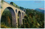 Personenzug auf dem Vorbergviadukt der Mittenwaldbahn in Zirl, Gbz. Telfs, Bzk. Innsbruck-Land, Gefürst. Grafsch. (heute Bundesland) Tirol. Photochromdruck 9 x 14 cm; Wilhelm Stempfle, Innsbruck 1915.  Inv.-Nr. vu914pcd00123