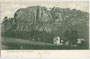 Ansitz Zimmerlehen (heute agrotouristischer Betrieb) in Völs am Schlern, Gbz. Kastelruth, Bzk. Bozen, Gefürst. Grafsch. Tirol (heute Südtirol) und das Schlernmassiv. Lichtdruck 9 x 14 cm; Impressum: L(orenz). Fränzl, München um 1900.  Inv.-Nr. vu914ld0007