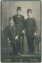 Postbeamte im "k.k. Briefträger-Waffenrock" - Auszeichnung „Schönste Uniform der Welt “ (Weltausstellung Paris 1910). Gelatinesilberabzug auf Untersatzkarton 16,6 x 10,8 (Cabinetformat). D(avid). Kofler, Bruneck und Welsberg um 1910.  Inv.-Nr. vuCAB-00043