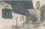 Mesnerhaus (vormals Widum), ein Mittelflurhaus aus dem 16. und 18. Jahrhundert in Stans bei Schwaz und die Herz-Jesu-Pfarrkirche. Gelatinesilberabzug 9 x 14 cm; Verlag Georg Angerer, Schwaz 1910.  Inv.-Nr. vu914gs01217
