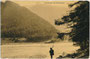 Holzarbeiter mit Sapie (in Tirol Zapin genannt) am Brennersee, Gemeinde Gries am Brenner gegen die Kreuzwand in den Zillertaler Alpen. Lichtdruck 9 x 14 cm; Impressum: Ottmar Zieher, München um 1905.  Inv.-Nr. vu914ld00306