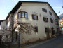 Ehem. Gasthof "Stamserwirt" (ehem. Besitzer: Stift Stams) mit Spitzbogenportal, Erker und Erdbebenpfeiler in Hötting (1938 nach Innsbruck eingemeindet worden), Höttinger Gasse 45. Digitalphoto; © Johann G. Mairhofer 2014.  Inv.-Nr. 2DSC01943