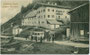 Autobus der K.K. Automobilpost beim Gasthof „Pass Thurn“, Gde. Mittersill, Herzogtum Salzburg beim gleichnamigen Gasthof. Lichtdruck 9 x 14 cm; Impressum: Verlag von Josef Herold, Fotograf, Kitzbühel, Bahnhofstraße um 1910.  Inv.-Nr. vu914ld00250