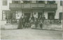 Wandergruppe einer alpinen Gesellschaft aus Hall in Tirol bei einem Alpengasthof wohl vor dem Abmarsch. Gelatinesilberabzug 9 x 14 cm; ohne Impressum, um 1910.  Inv.-Nr. vu914gs00727
