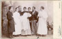 Taufgesellschaft wohl aus Bozen oder Umgebung. Gelatinesilberabzug auf Untersatzkarton 11,5 x 17,5 cm (Cabinet-Format). Impressum: A(lois). Holzner, Kaiser-Franz-Joseph-Straße (heute: Laurinstraße), Bozen um 1895.  Inv.-Nr. vuCAB+00002