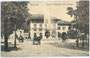 Fiakergespanne vor der Cassa di Risparmio (dt. Sparkasse), Piazza Rosmini in Rovereto, bis 1919 Gefürst. Grafsch. Tirol (heute Provincia autonoma di Trento). Heliogravüre 9 x 14 cm ohne Urhebernachweis, um 1907.  Inv.-Nr. vu914hg00004