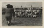 Photograph bei Einstellungsarbeiten an einer Großformatkamera für eine Gruppenaufnahme von einer Fußballmannschaft. Gelatinesilberabzug 9 x 14 cm; Gustav Hagner, Peter-Mayr-Straße, Innsbruck (Atelierstempel).  Inv.-Nr. vu914gs00076
