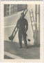 Rauchfangkehrer in Montur mit Kehrgerät und Leiter. Gelatinesilberabzug ca. 6 x 9 cm ohne Urhebernachweis (wohl Amateuraufnahme), rückseitig handschriftlich datiert: 4.11.1940. Inventarisierung in Arbeit.