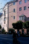Aus der Stadtmauer hervorgegangene Fassade vom ehem. Ansitz Schlandersbergeck mit Adresse Burggraben 11 (Hauptportal in der Altstadt, Stiftgasse 19). Farbdiapositiv 9 x 14 cm; © Johann G. Mairhofer 1998.  Inv.-Nr.dc135fuRA679.1_33