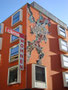 „Clima Hotel“ (1946/47) mit Mosaik (Max Weiler, 1910-2001) und Typographie (Otl Aicher, 1922-1991) erb. 1946/47 (Arch. Ernst Hiesmayr, 1920-2006) in Innsbruck-Dreiheiligen, Zeughausgasse 7. Digitalphoto; © Johann G. Mairhofer 2012.  Inv.-Nr. 1DSC03043