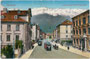 Straßenbahntriebwagen und Fuhrwerk auf straßenbündigem, zwischen Triumphpforte und ehem. Wiltener Rathaus zweigleisigem Bahnkörper in Innsbruck. Photochromdruck 9 x 14 cm; Aufnahme und Verlag B. Lehrburger, Nürnberg 1913.  Inv.-Nr. vu914pcd00114