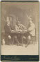 Wohl Mitglieder eines Schuhplattler- und Gebirgstrachtenerhaltungsvereins od. dgl. an der Zither. Albuminabzug auf Untersatzkarton 16,6 x 10,6 cm (Cabinet-Format); Impressum: Friedrich Bopp, Innsbruck 1883.  Inv.-Nr. vuCAB-00047