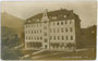 Ehem. Ansitz Hauzenheim der Grafen Stachelburg in Volders, Bzk. Innsbruck, darin von 1889 bis 1990 Waisen- und Erziehungsanstalten sowie Schultypen untergebracht. Gelatinesilberabzug 9 x 14 cm ohne Urhebernachweis.  Inv.-Nr. vu914gs00093