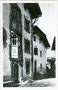 "Fürstenhaus" in Mieders im Stubaital (Wohnstatt des Fürstbischofs von Brixen am Eisack). Gelatinesilberabzug 9 x 14 cm; Aufnahme und Verlag E(rich). Stockhammer, Hall in Tirol um 1950.  Inv.-Nr. vu914gs00257