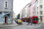 Triebwagen der IVB Linie 3 von der Pradler Str. her links eingebogen in die Defreggerstr. vom Bildbetrachter weg in Richtung Innsbruck- Innere Stadt (Trassenabschnitt inzw. aufgelassen). Digitalphoto; © Johann G. Mairhofer 2013.  Inv.-Nr. 1DSC06947