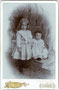 Kinder wohl aus dem Bürgertum. Vignettierter Albuminabzug auf Untersatzkarton 16,6 x 10,8 cm (Cabinet); Francesco March phot., Bezirkshauptstadt Cavalese, Gefürst. Grafsch. Tirol bis 1919 (heute Auton. Prov. di Trento) um 1892.  Inv.-Nr. vuCAB-00131