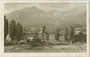 Landschaftliche Pfarrkirche Mariahilf im 1938 nach Innsbruck eingemeindeten Hötting, im Vordergrund unverbautes Innufer im Bereich vom Innsbrucker Stadtteil Linke Innseite. Rastertiefdruck 9 x 14 cm; K(arl). Redlich, Innsbruck 1914. Inv.-Nr. vu914rtd00019